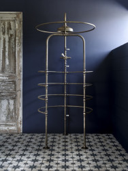 Originální sprchový kout, tlumené barvy a dlažba ve viktoriánském stylu.