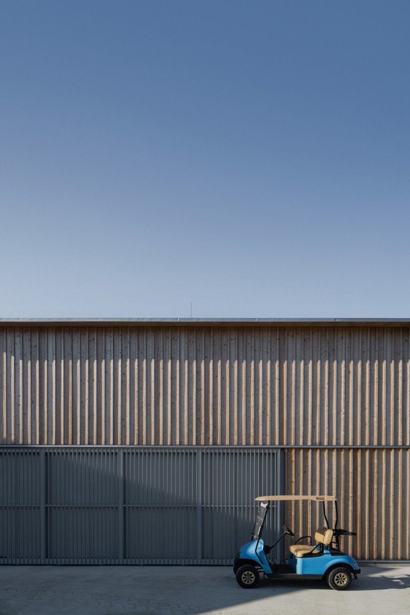 Zázemí údržby golfového rezortu v Ostravici pod Lysou horou od PAPOUSEK & SILHAN ARCHITECTS