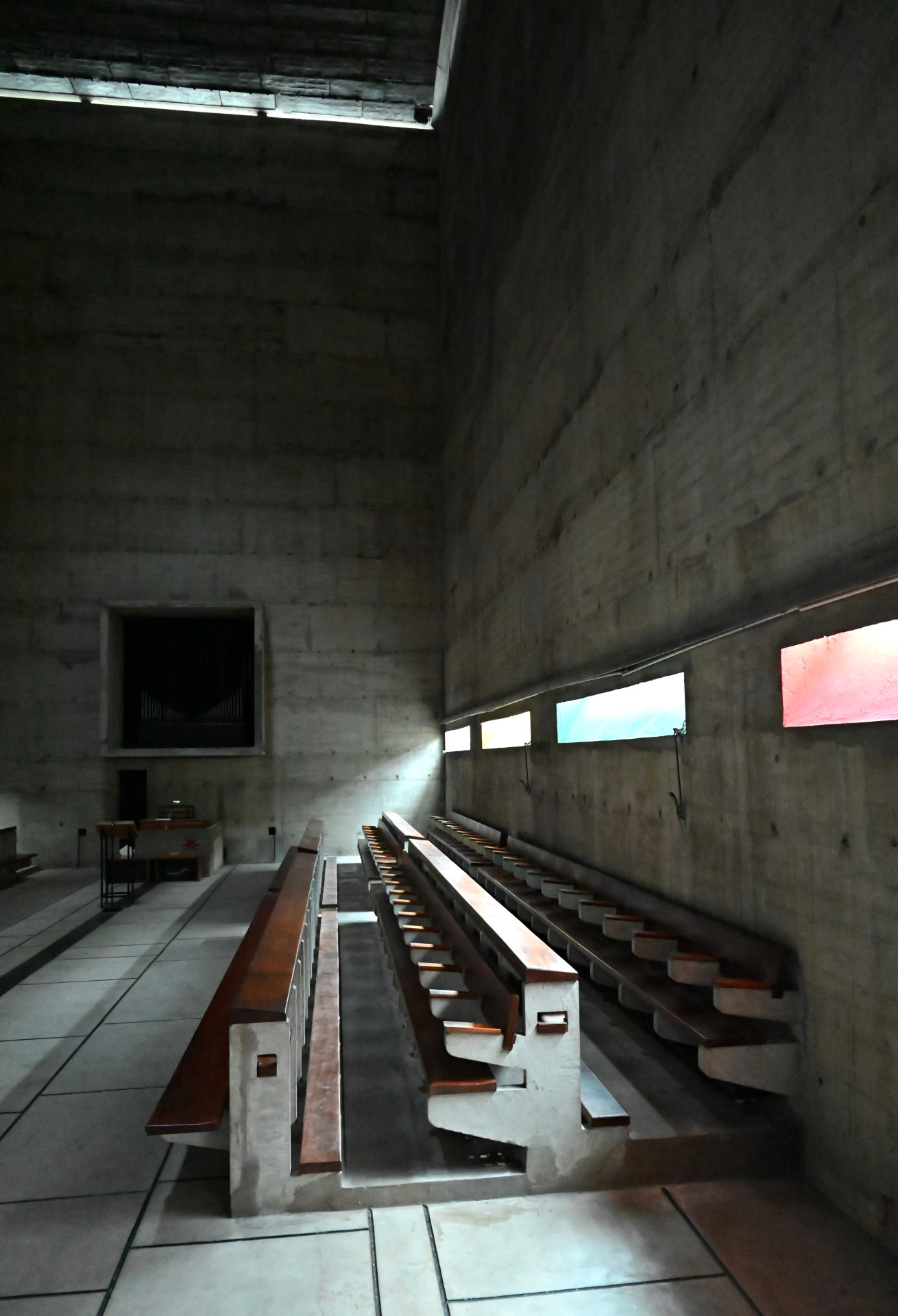 Bratři se v kostele scházejí ráno a večer, večer byl součástí bohoslužby společný zpěv. Pro posluchače silný zážitek.