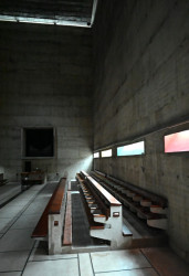 Bratři se v kostele scházejí ráno a večer, večer byl součástí bohoslužby společný zpěv. Pro posluchače silný zážitek.