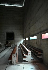 Bratři se v kostele scházejí ráno a večer, večer byl součástí bohoslužby společný zpěv. Pro posluchače silný zážitek.