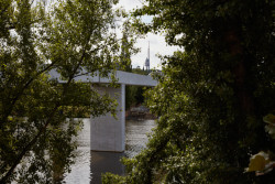 Lávka svou minimalistickou a jednoduchou formou s ostrými úhly silně kontrastuje s okolní přírodou a vlnící se vodní hladinou. Tento kontrast je podpořen i jasně bílou barvou betonu, který odráží světlo z vodní hladiny a stíny stromů třesoucích se ve větru.