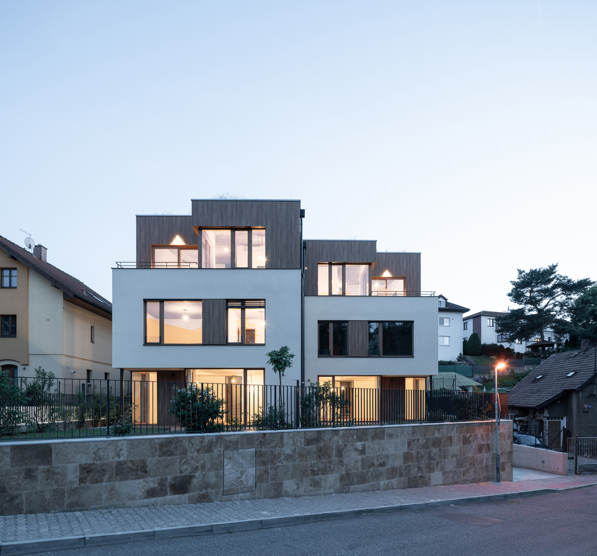 Brněnští architekti z ateliéru SENAA zrealizovali viladům v Praze