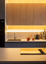 Pohled do kuchyně (Rekonstrukce bytu v panelovém domě v Praze na Gutovce; P2P.)