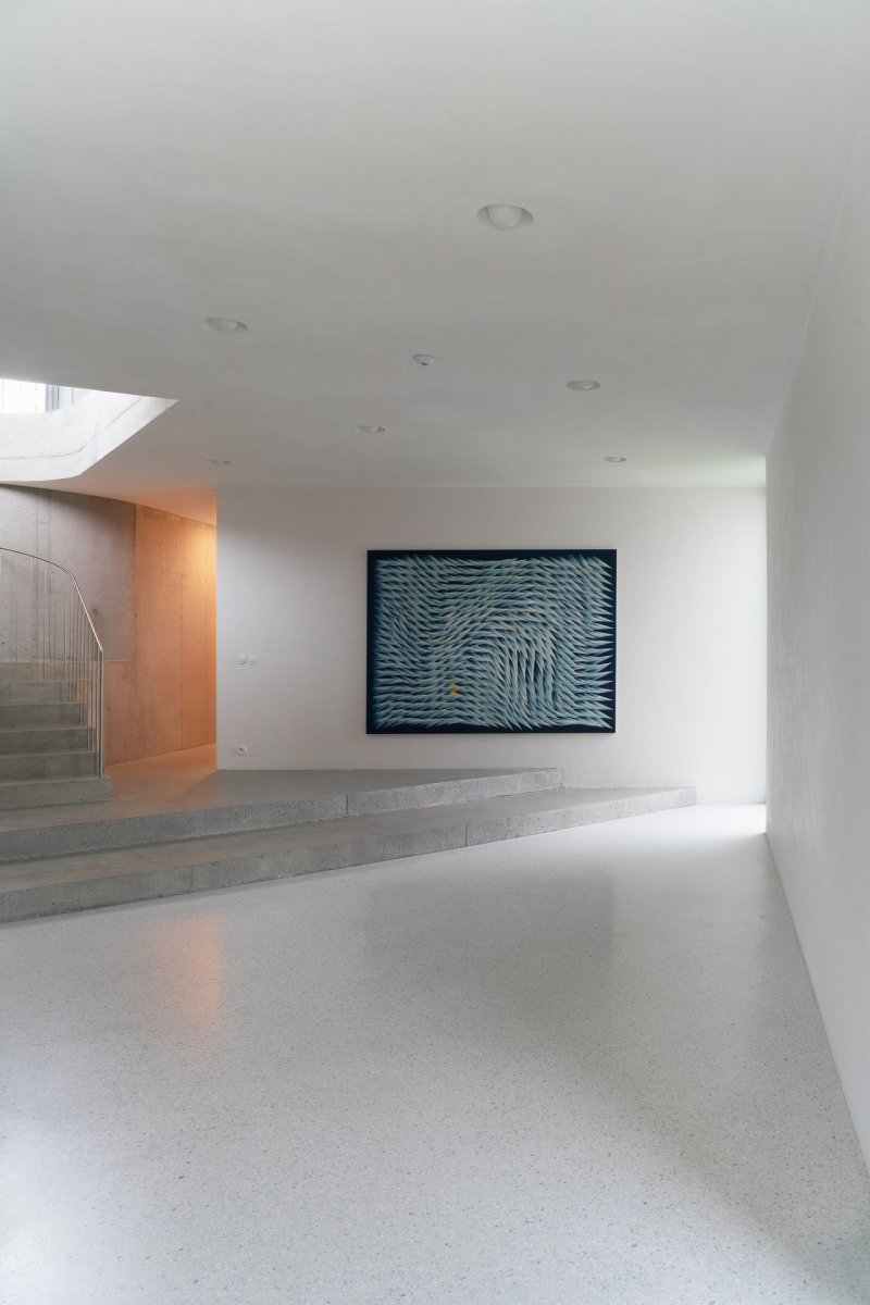 Jednotlivá křídla ústí do centrální haly. (Vila za Prahou, Nacházel architekti)