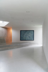 Jednotlivá křídla ústí do centrální haly. (Vila za Prahou, Nacházel architekti)