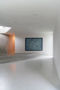 Jednotlivá křídla ústí do centrální haly. (Vila za Prahou, Nacházel architekti)