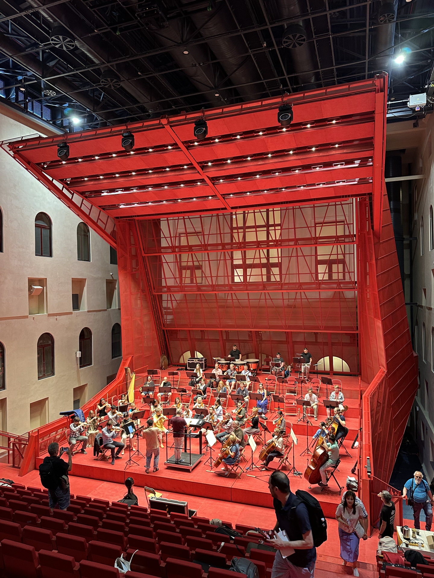 Multifunkční sál v Císařských lázních podle návrhu ateliéru Petr Hájek Architekti