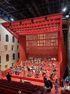 Multifunkční sál v Císařských lázních podle návrhu ateliéru Petr Hájek Architekti