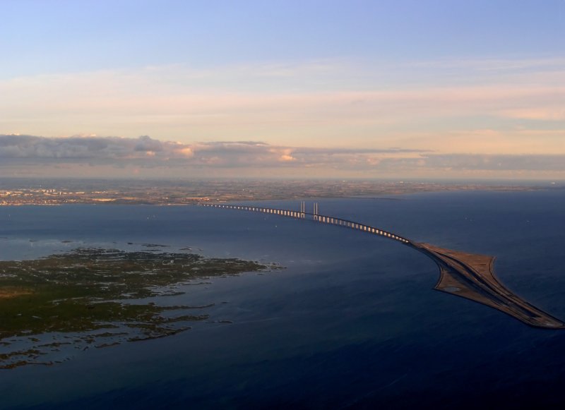 Öresundský most z Dánska do Švédska. Vpravo umělý ostrov Peberholm a vlevo Saltholm. Zobrazené ostrovy patří Dánsku. Na obzoru je vidět švédské město Malmö.