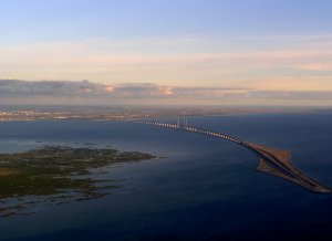 Öresundský most z Dánska do Švédska. Vpravo umělý ostrov Peberholm a vlevo Saltholm. Zobrazené ostrovy patří Dánsku. Na obzoru je vidět švédské město Malmö.