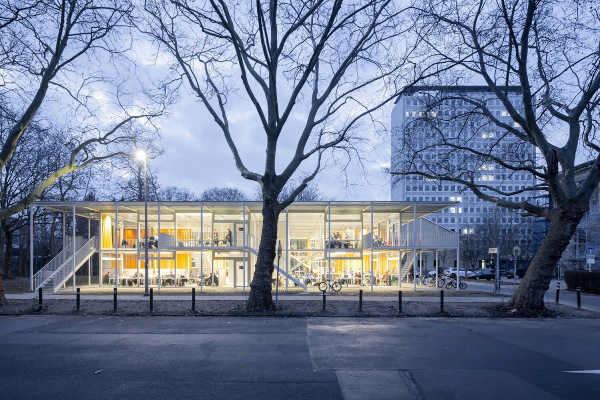 Hlavním cílem bylo vytvořit dostupný a univerzální prostor, který by vyhovoval studentům všech oborů. (Gustav Düsing & Max Hacke, Studijní pavilon)