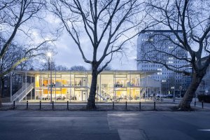 Hlavním cílem bylo vytvořit dostupný a univerzální prostor, který by vyhovoval studentům všech oborů. (Gustav Düsing & Max Hacke, Studijní pavilon)