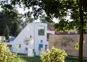 Řadový dům se rozšířil a zvětšil podle návrhu Ateliéru Kopecký - přibyla nárožní "věž" s ložnicí.