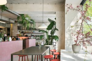 V reálném světě jíst a pít může, musí se to ale naučit. Bistro An v pražských Dejvicích by jí k tomu nabídlo ideální prostředí. Díky otevřené kuchyni by se taky mohla dívat na to, jak se připravuje. Autorem je opět studio Neuhäusal Hunal, asi má rádo růžovou. (Bistro An v Dejvicích, Neuhäusl Hunal, 2020-2022)