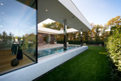 Designová vila od ateliéru de.fakto – pohled ze zahrady