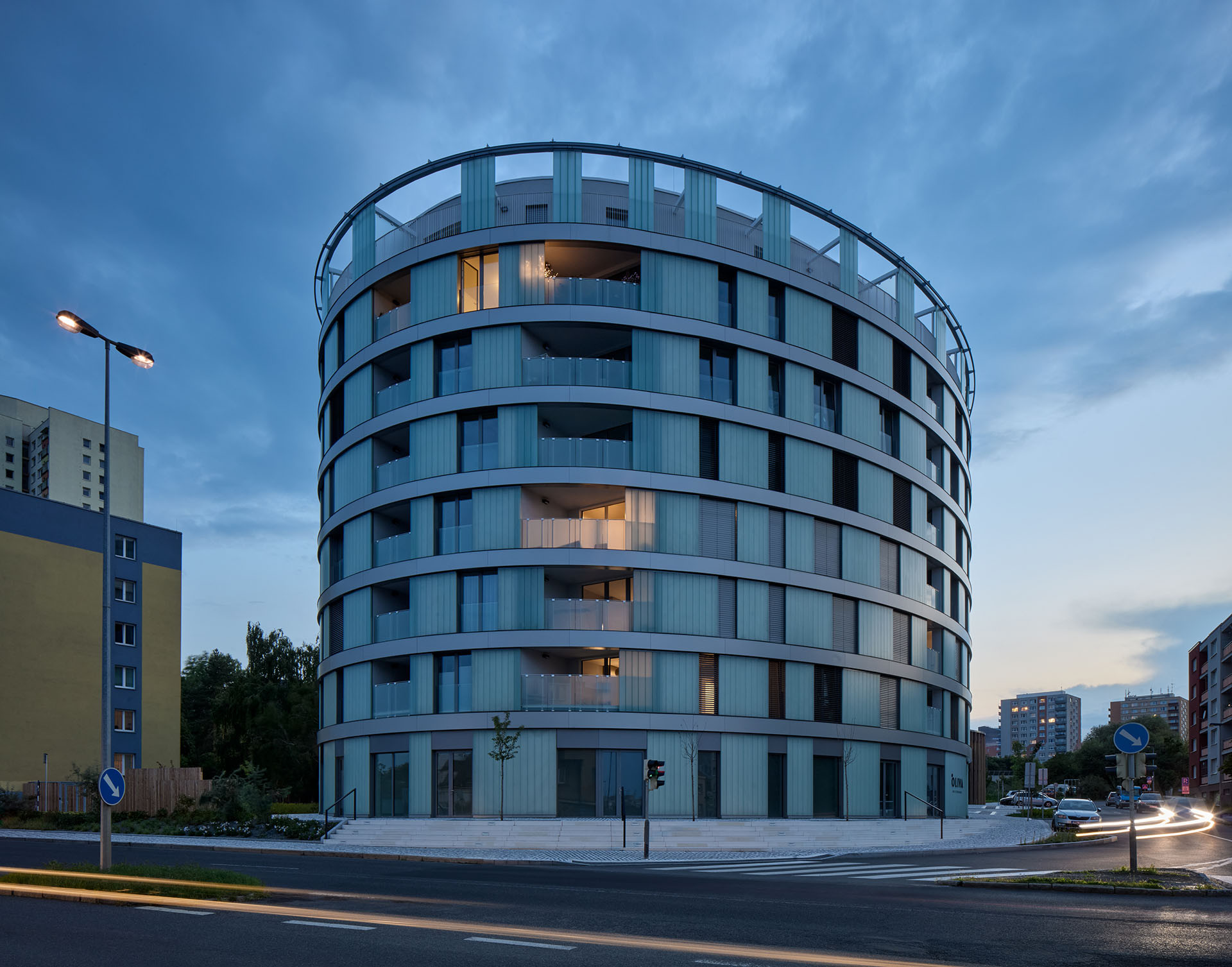 Dům jako maják v nesourodém okolí.