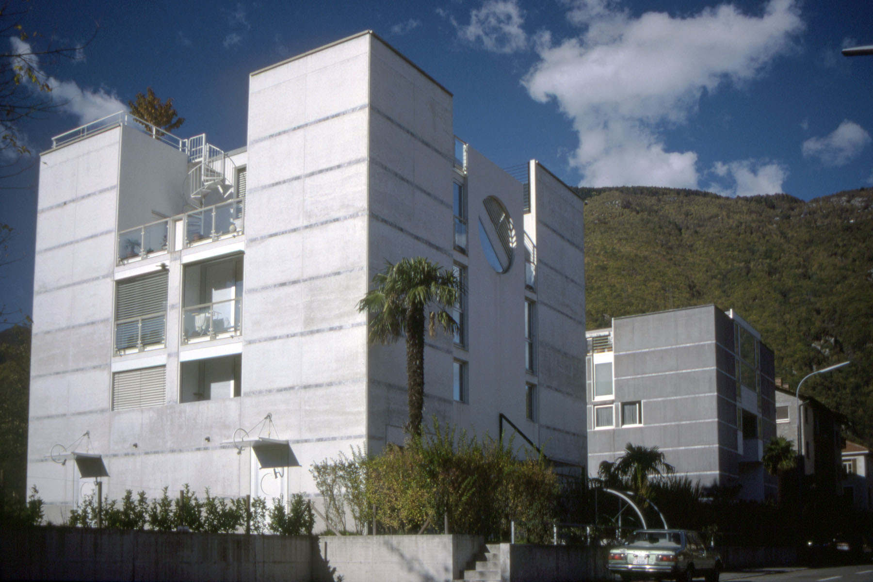 Mezi lety 1985-86 si poblíž centra města Galfetti navrhl vlastní rodinný dům nazývaný Casa Bianca e Nera (Bílý a černý dům) - podle barevnosti jeho dvou částí.