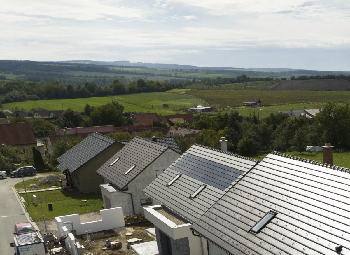 Fotovoltaické moduly Wevolt X-Tile ráz domu nenaruší. Instalují se totiž přímo mezi střešní tašky. 
