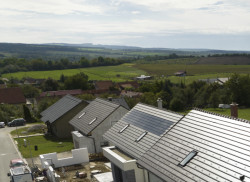 Fotovoltaické moduly Wevolt X-Tile ráz domu nenaruší. Instalují se totiž přímo mezi střešní tašky. 