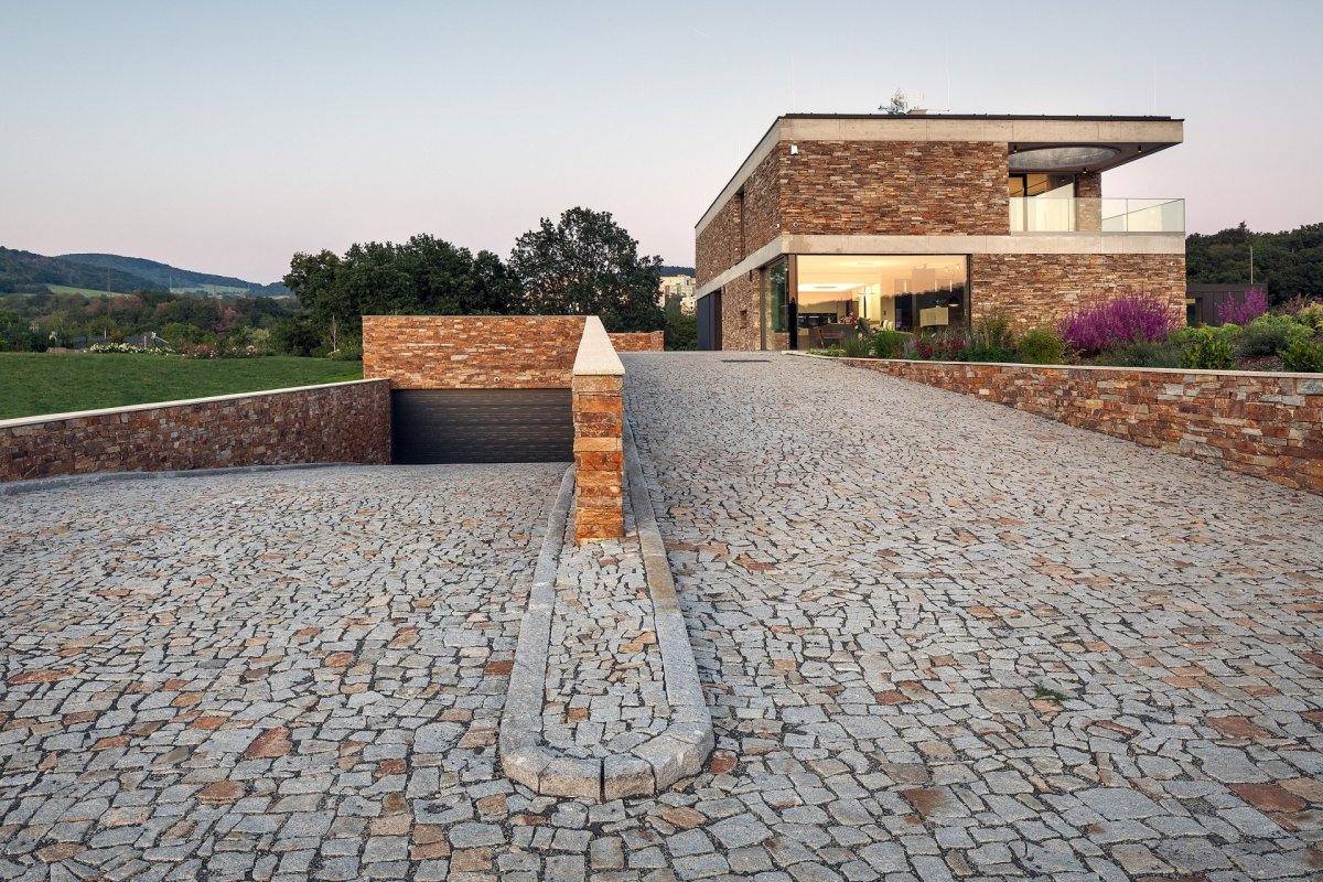 Vila s krytým bazénem od Petra Dobrovolného