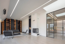 Interiér je inspirovaný funkcionalismem vily Tugendhat.