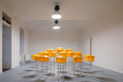 ...najednou ozáří průmyslové reflektory.