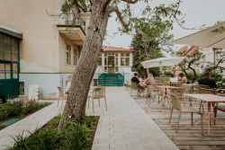 Podařilo se zachovat a opravit všechna původní okna a většinu dveří. (Vila 63, edit!)