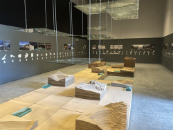 Řecká prezentace možná nemá hluboký přesah, ale instalována je krásně.