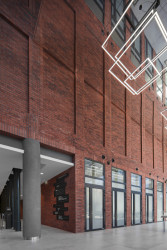 V Gdaňsku vyrostla administrativní budova s cihlovou fasádou navržená architekty Marcinem Woyciechowskim, Tomaszem Piechotou a Radosławem Orłowskim