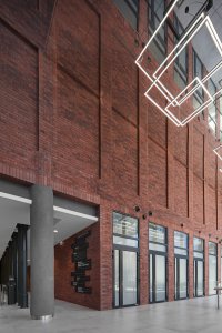 V Gdaňsku vyrostla administrativní budova s cihlovou fasádou navržená architekty Marcinem Woyciechowskim, Tomaszem Piechotou a Radosławem Orłowskim