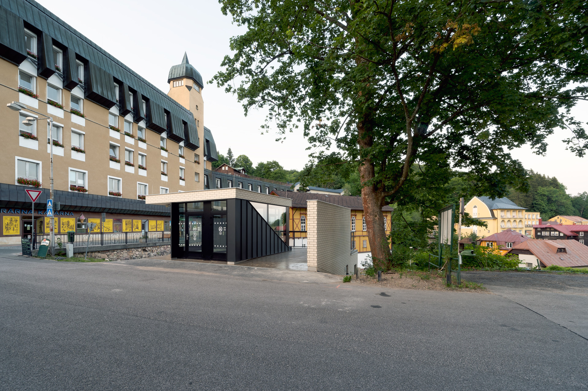 Architekti ze studia INK ARC jsou autory nápadité autobusové zastávky s toaletami v Janských Lázních