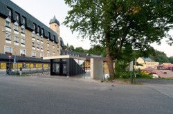 Architekti ze studia INK ARC jsou autory nápadité autobusové zastávky s toaletami v Janských Lázních