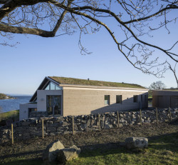 Na ostrově Finnøy vyrostl dům s výhledy na oceán. Navrhla ho architektonická kancelář Helen & Hard.