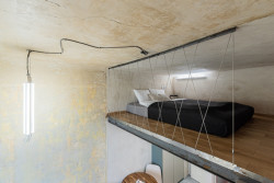 Vršovická dvojčata, Studio Reaktor: Spací patro tvoří ocelová konstrukce doplněná o zábradlí vypletené nerezovými lanky