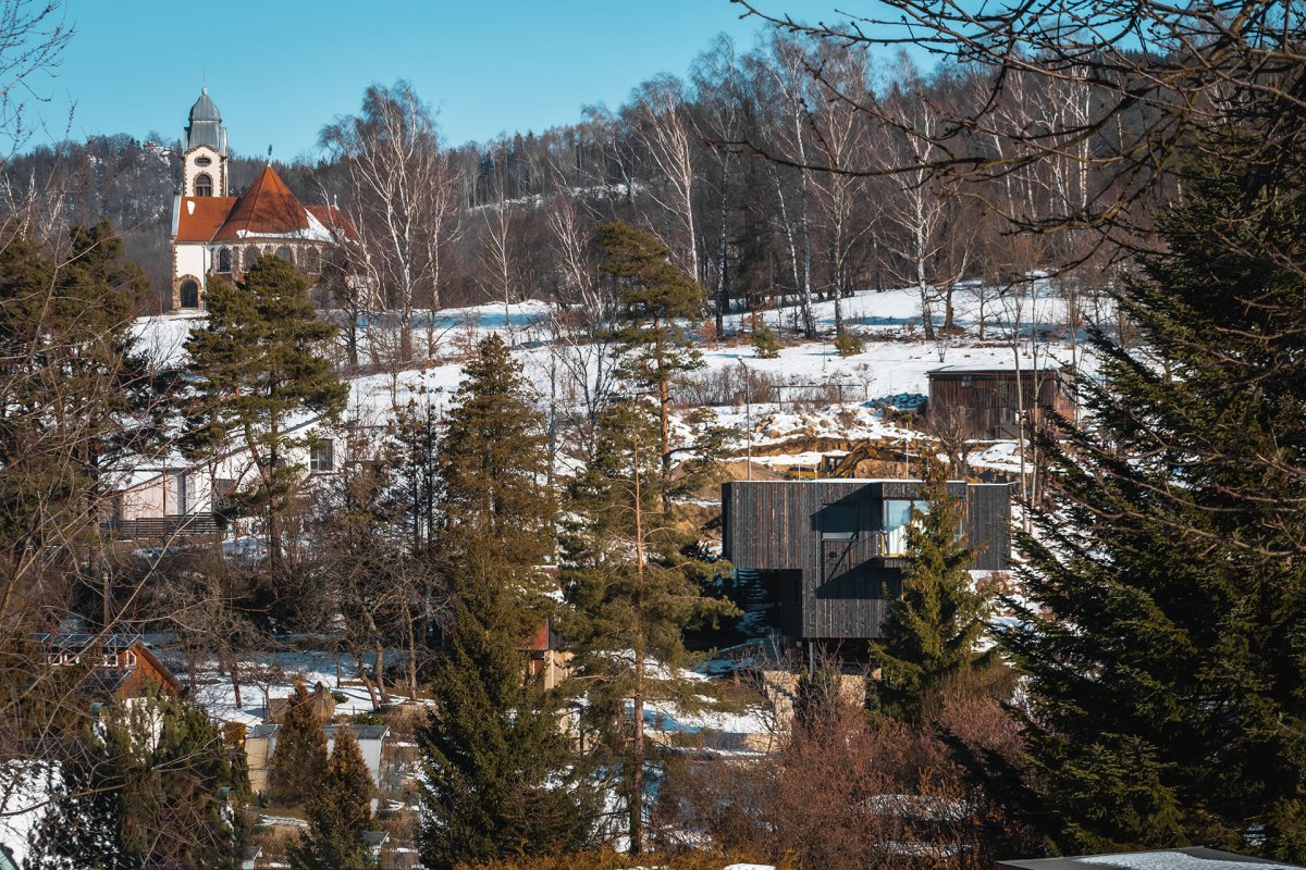 Dům Větrník stojí na svažitém pozemku na okraji Liberce, tomu bylo potřeba přizpůsobit architekturu. (Dům Větrník v Ruprechticích od atakarchitekti)