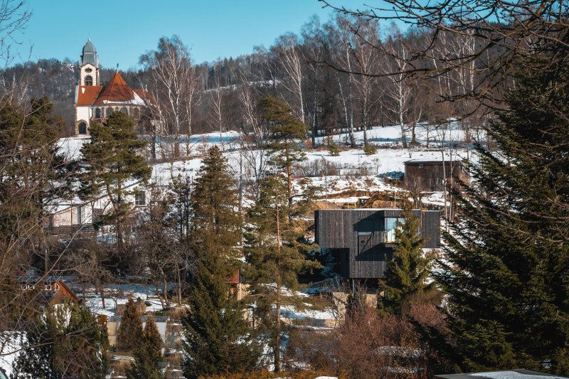 Dům Větrník stojí na svažitém pozemku na okraji Liberce, tomu bylo potřeba přizpůsobit architekturu. (Dům Větrník v Ruprechticích od atakarchitekti)