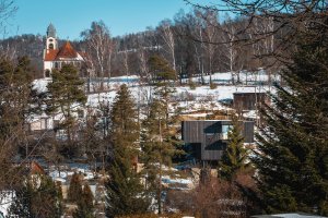 Dům Větrník stojí na svažitém pozemku na okraji Liberce, tomu bylo potřeba přizpůsobit architekturu. (Dům Větrník v Ruprechticích od atakarchitekti)