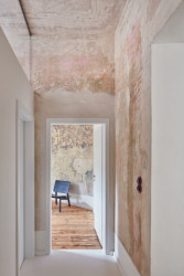 Rekonstrukce bytu v Karlových Varech, Plus One Architects: Původní výmalba ve své oprýskané podobě byla estetickým záměrem – stala se výzdobou, abstraktní malbou dodávající interiéru příjemnou patinu starého