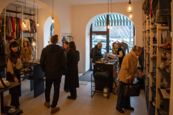 V obchodě (Interiér dobročinného obchodu Nadace Veronica; studenti FA VUT)