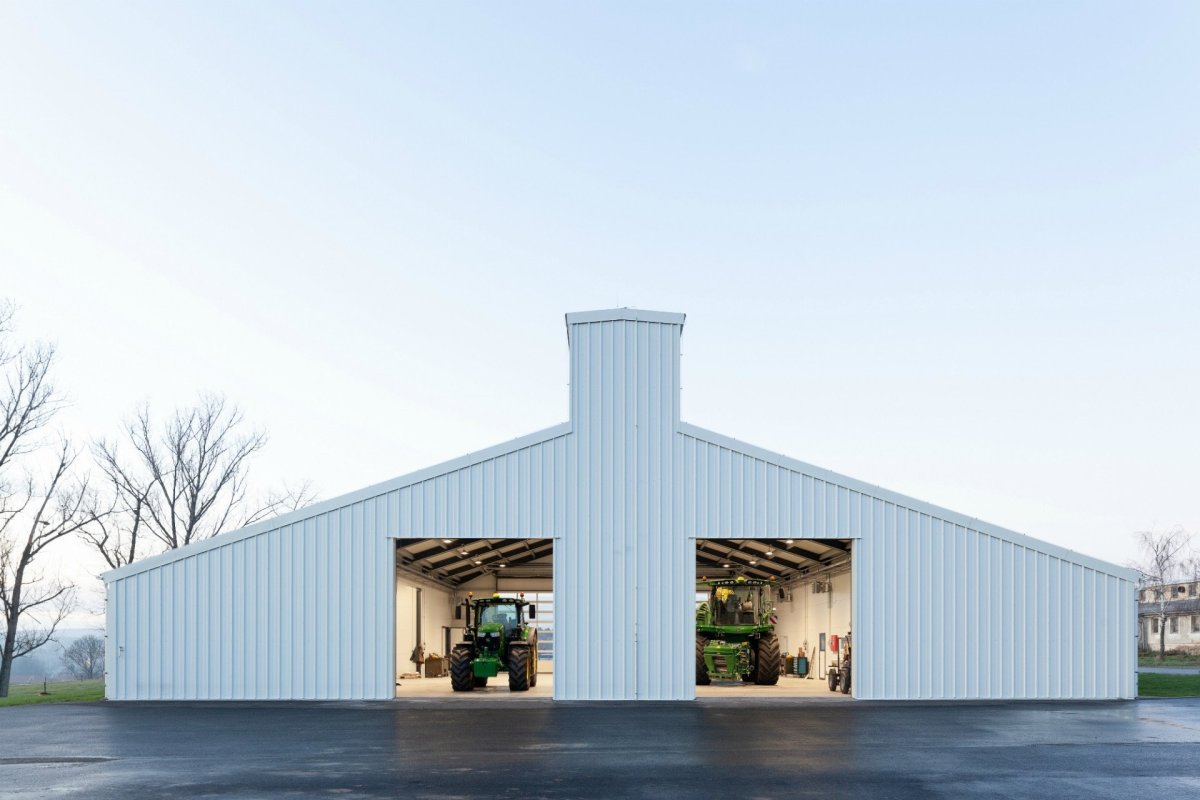 White Shed - zemědělské dílny Opatov, Atelier 111 architekti/ Veronika Indrová, Jiří Weinzettl © Alex Shoots Buildings