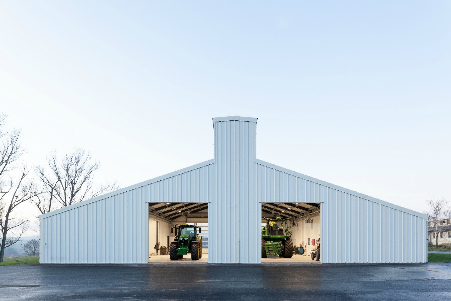 White Shed - zemědělské dílny Opatov, Atelier 111 architekti/ Veronika Indrová, Jiří Weinzettl © Alex Shoots Buildings