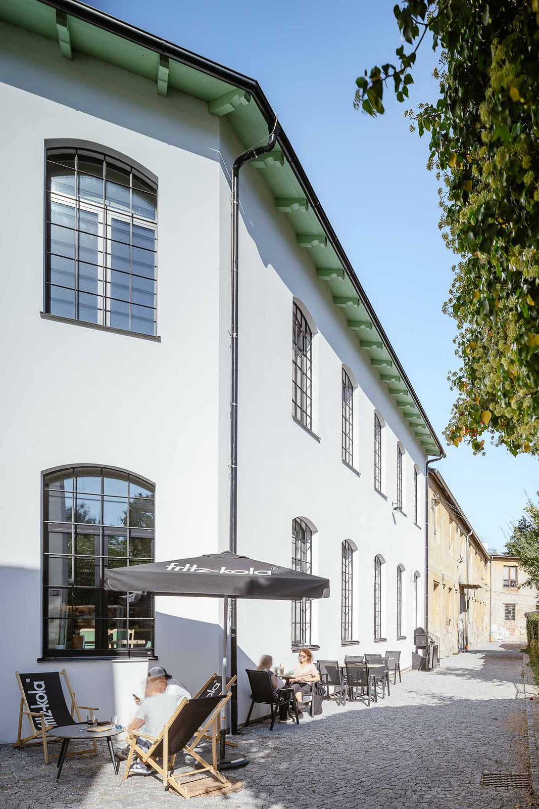 V přízemí zrekonstruovaného objektu funguje kavárna. (Komunitní centrum ve Strakonicích, Ateliér VAS)