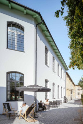 V přízemí zrekonstruovaného objektu funguje kavárna. (Komunitní centrum ve Strakonicích, Ateliér VAS)