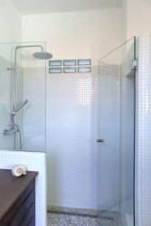 Obnovená koupelna v přízemí, s původní podlahou. (Obnova interiérů prvorepublikové vilky na Plzeňsku, ateliér DEBYT)