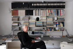 Jan Kaplický si po celý život vedl soukromé deníky, které byly důležitým zdrojem informací monografie.