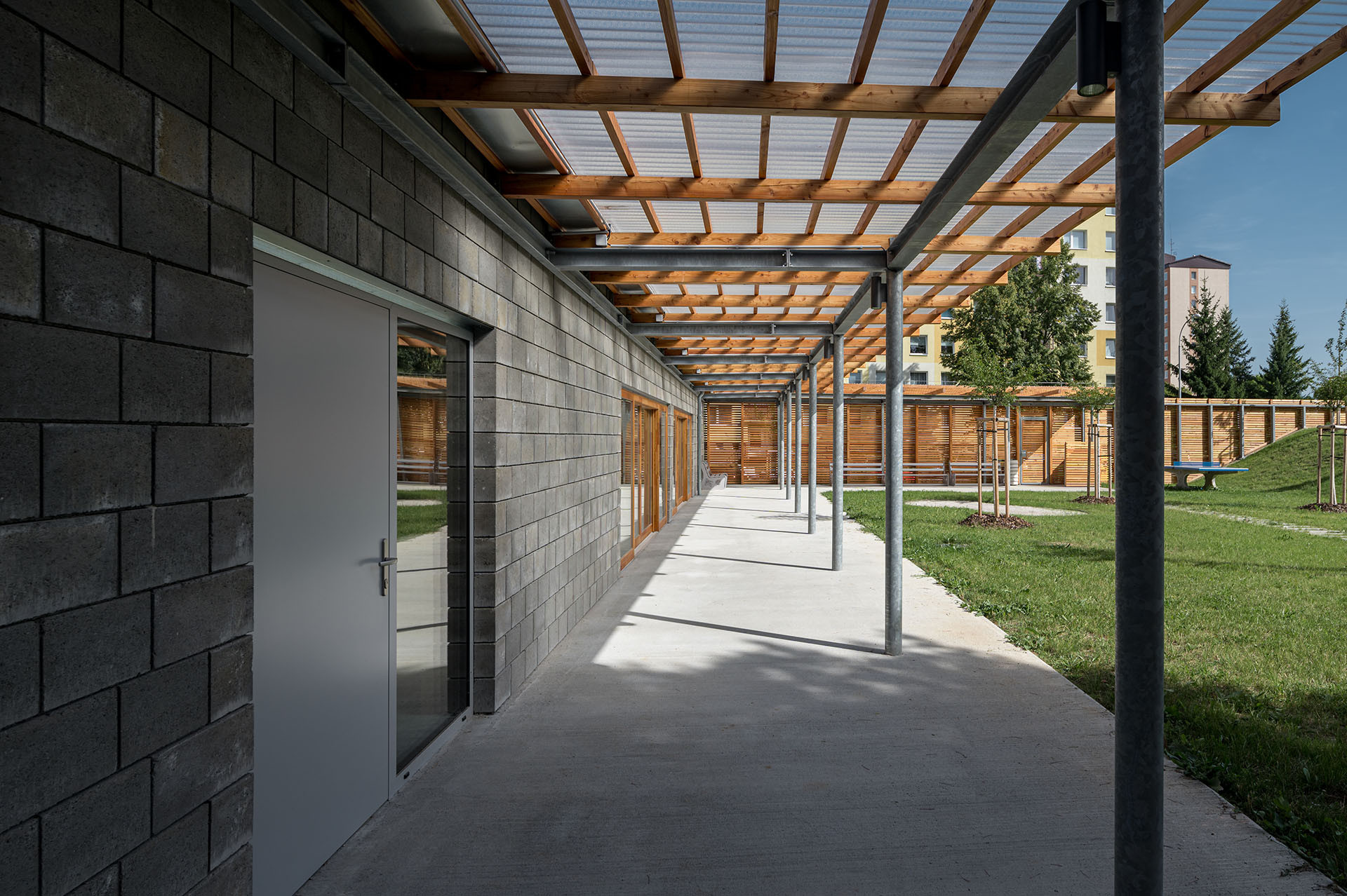 Nový objekt areál se sportovním a dětským hřiště z jedné strany uzavírá. (Vnitroblok Manětínská v Plzni, Sporadical)