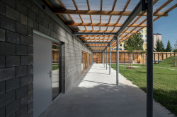 Nový objekt areál se sportovním a dětským hřiště z jedné strany uzavírá. (Vnitroblok Manětínská v Plzni, Sporadical)