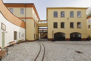 Řada objektů byla před rekonstrukcí dost poškozená nebo nešťastně přestavěná. Objekt na snímku vlevo už ani neměl charakteristická okna se zaoblenými překlady. (Muzeum starých strojů a technologií v Žamberku, Ateliéru Walter)