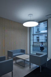 Konverze domu nábytku na budovu Českého rozhlasu Olomouc podle návrhu studia Atelier 38